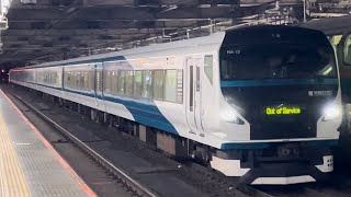 E257系2000番台ｵｵNA-12編成が回送電車として大宮駅5番線に到着停車するシーン（2024.5.12.20:18）