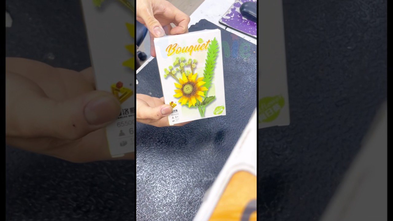 Unbox and build your own stunning flower bouquet with the Panlos Brick Flower Building Kit! 