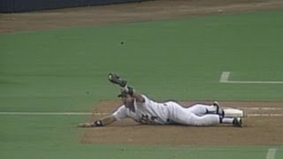 1987ALCS Gm2: Hrbek stretches to grab Gaetti's throw