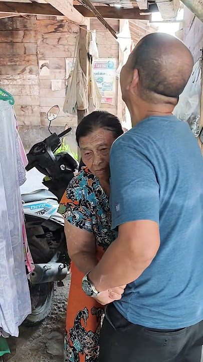 Download lagu Opung Ara Kaget Ketemu Papa Baru Datang Dipeluk Tangannya Halangin Muka. Unang Tangis Inang 🥹👵❤