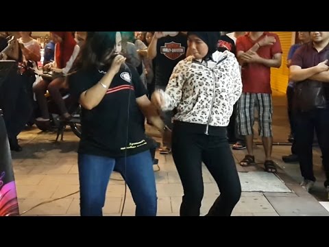 sambalado-farah feat retmelo buskers cover ayu ting ting,awek pemalu goyang baik punya sambalado-farah feat retmelo buskers cover ayu ting ting,awek pemalu goyang baik punya