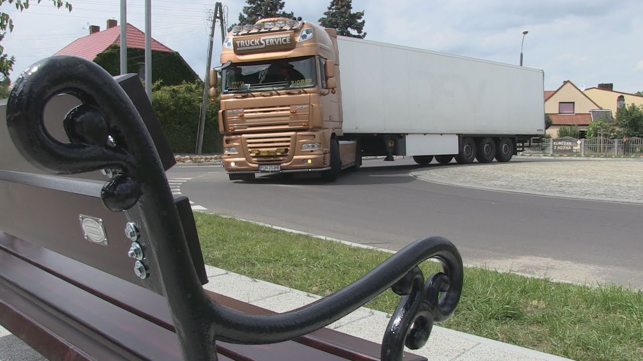 Jutrosin. Postawiono ławeczki z widokiem na... rondo