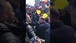Basescu, baie de multima la Chisinau la Marea Adunare Centenara