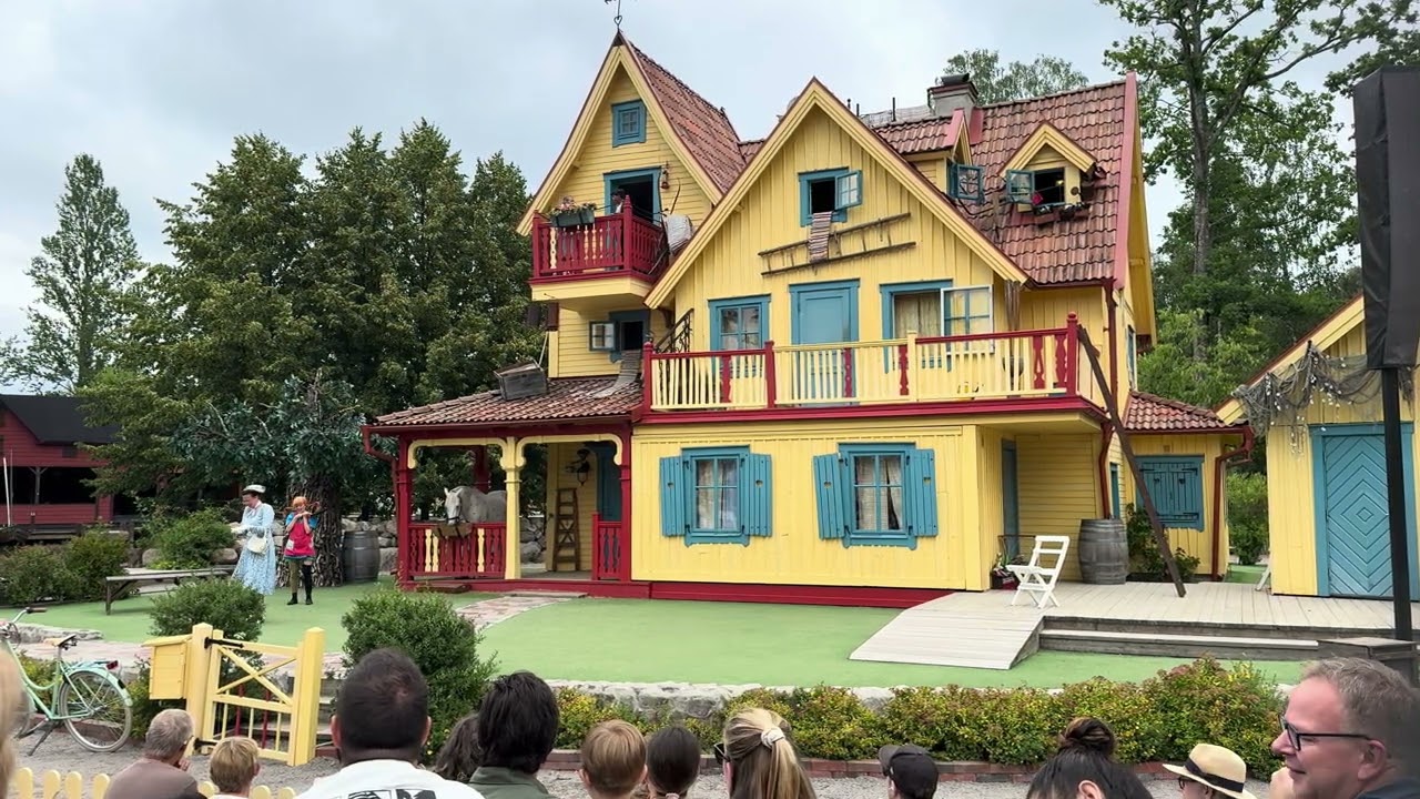 Astrid Lindgrens - Pippi får besök av fröken Prysselius & leker kull med poliser 2024 [BONUS VIDEO]