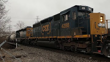 A pair of CSX SD40-3