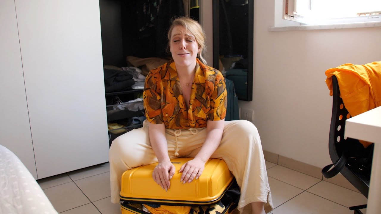 RAGAZZE MENTRE FANNO LA VALIGIA