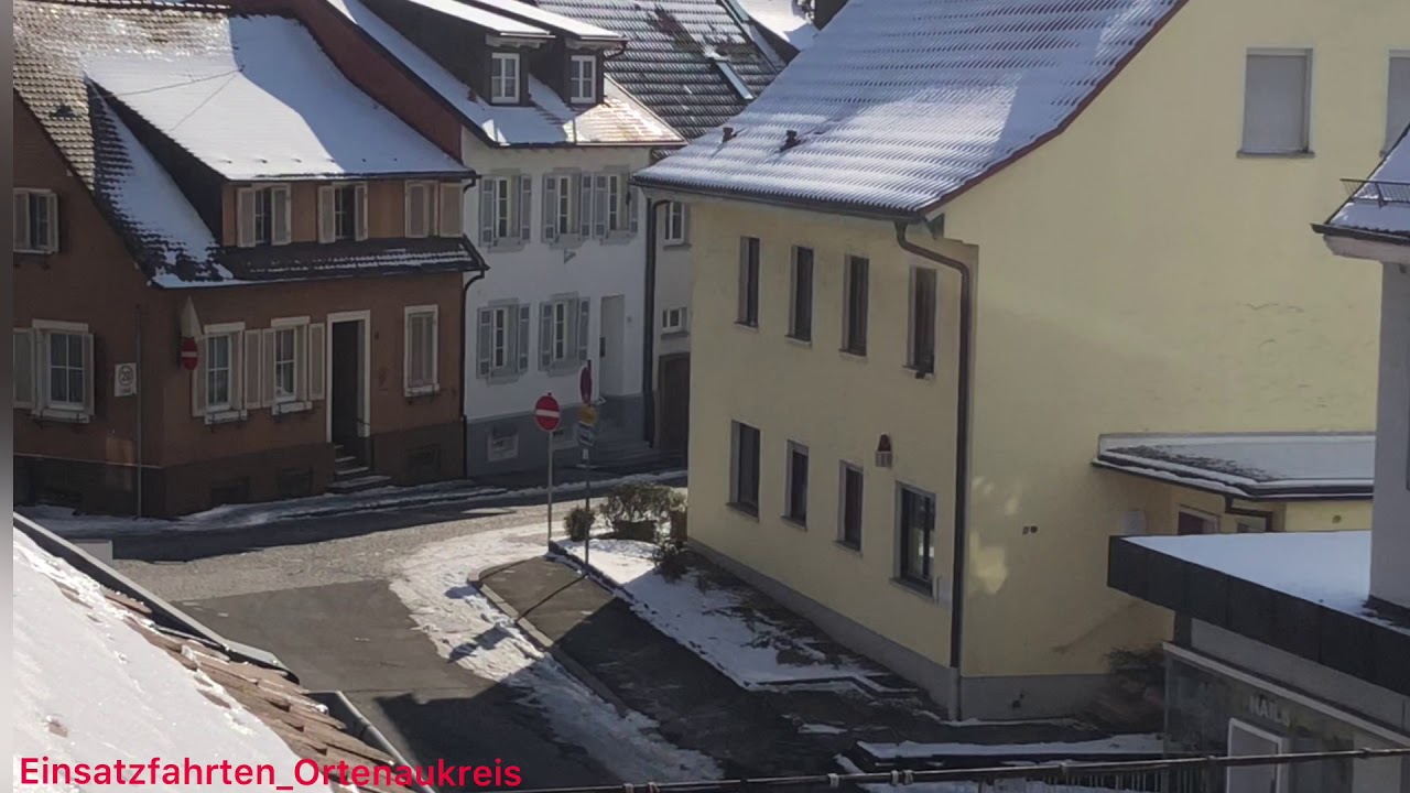 Feuerwehr Wunstorf - MZW auf Alarmfahrt zur ausgelösten Brandmeldeanlage in Altenheim.