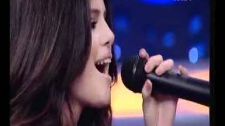 SELENA GOMEZ SINGING NATURALLY IN SPANISH!!!!
