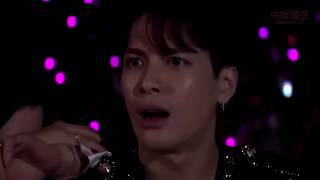 王嘉尔 JacksonWang 看见老板JYP表演的表情【2019MAMA】| Jackson Reaction when he saw JYP's performance