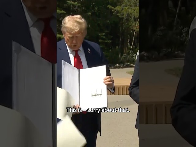 Trump accidentally drops U.S.-U.K. trade agreement papers #shorts
