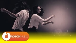 Video thumbnail of "Robin And The Backstabbers - Muzică în cântece (Official Music Video)"
