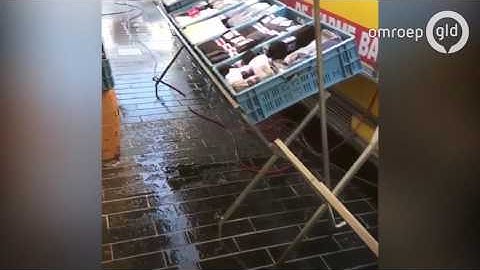 Marktkooplui in Ermelo krijgen verkoeling uit onverwachte hoek