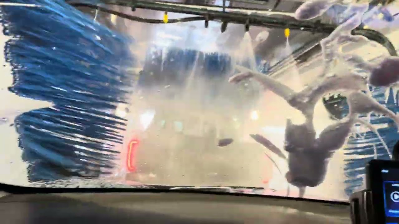 Великолепный туннель Макнейла на автомойке Tsunami Express (ранее Take 5) в Кокомо, штат Индиана.