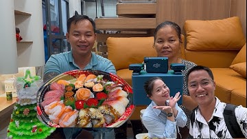 ĐƯỢC EM TRAI PHẠM DŨNG TẶNG MÓN QUÀ BẤT NGỜ. CÙNG MẸ ĐẬP HỘP QUÀ EM TRAI TẶNG