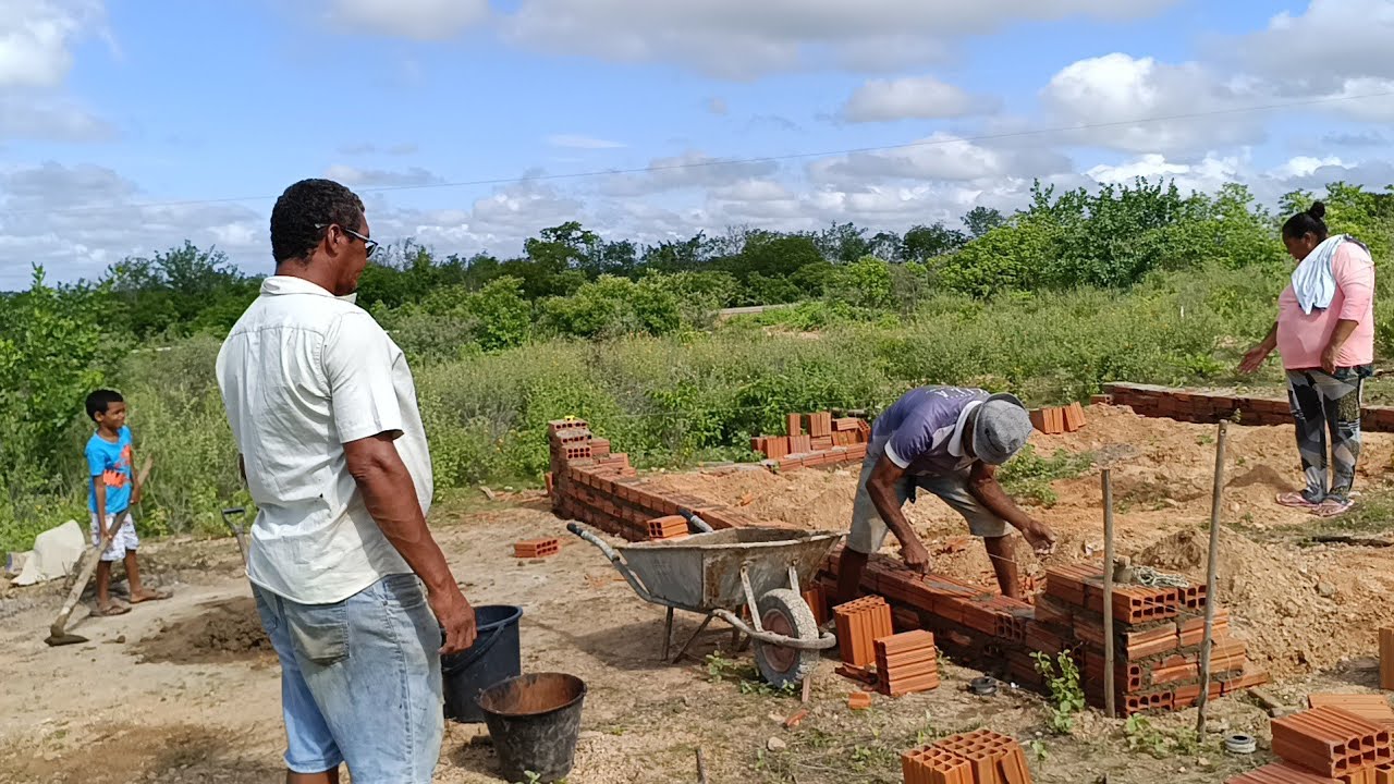 MOSTRANDO A CONSTRUÇÃO DE CARLO DO SERTÃO NA ROÇA 