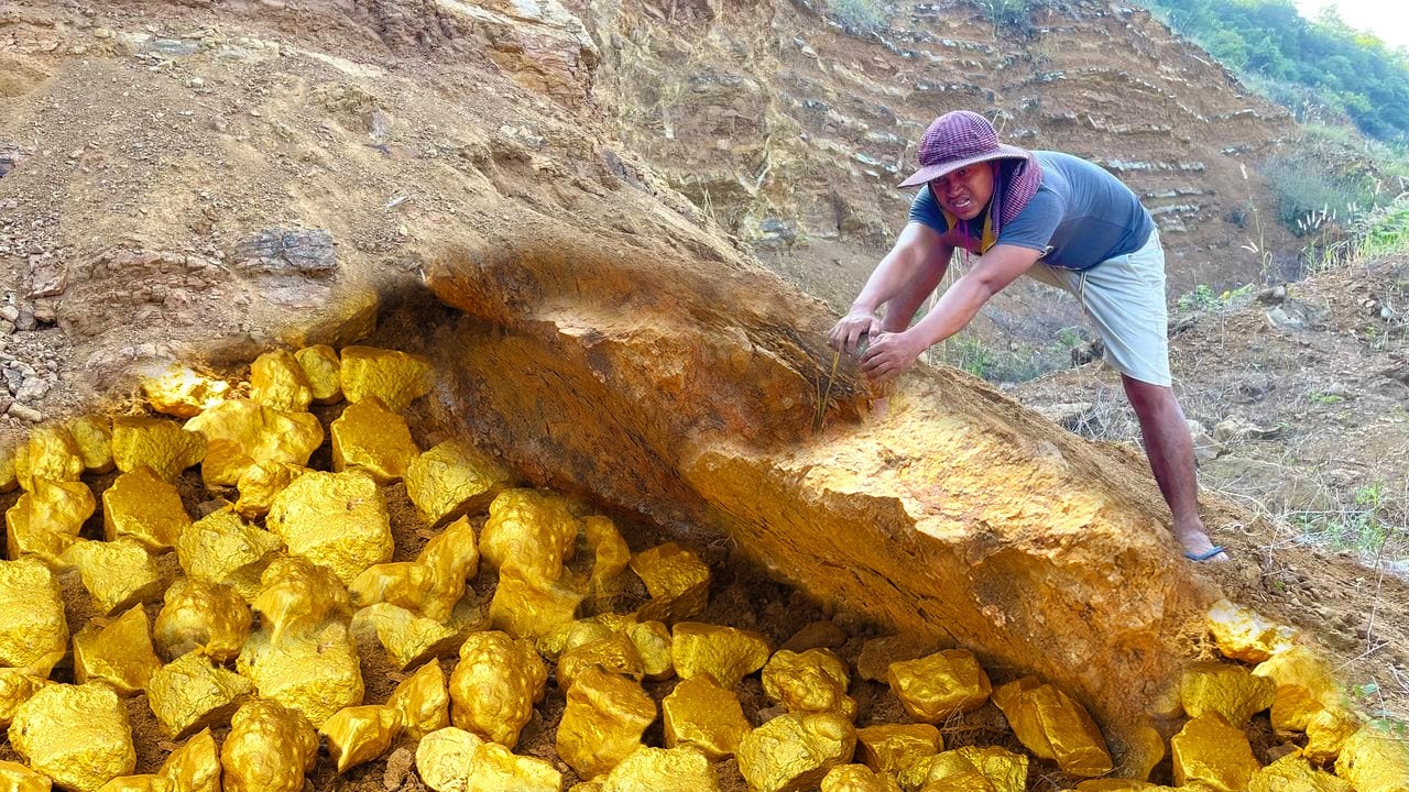 Amazing finding gold! gold hunter found a lot of gold treasure near river at mountain