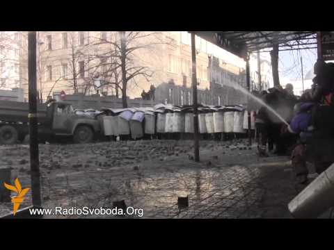 კიევში მომიტინგეები ძალოვანების ავტომობილებს ცეცხლს უკიდებენ