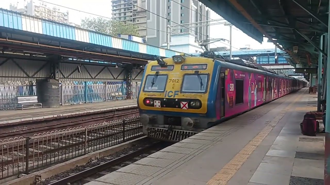 Pleasant and humid Evening train crossing video at Kandivali stationn मुंबई 