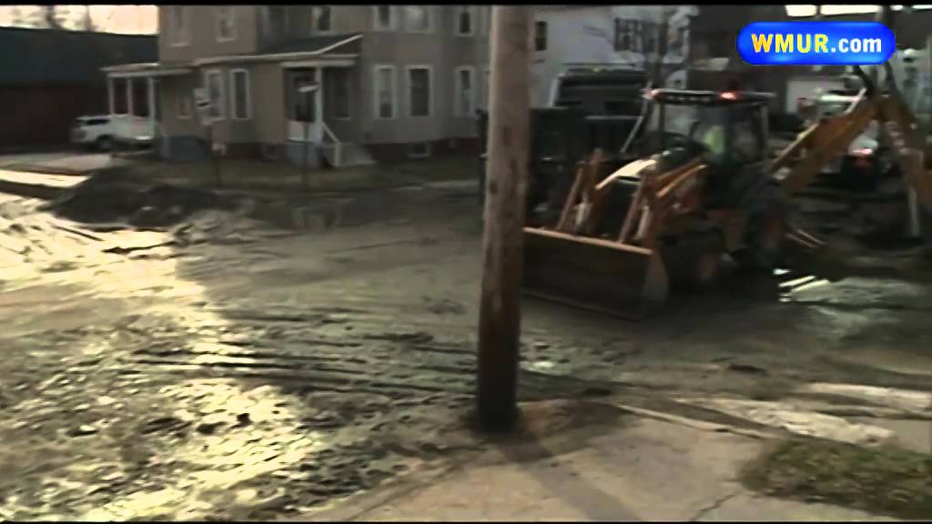 Crews work to repair water main break - YouTube