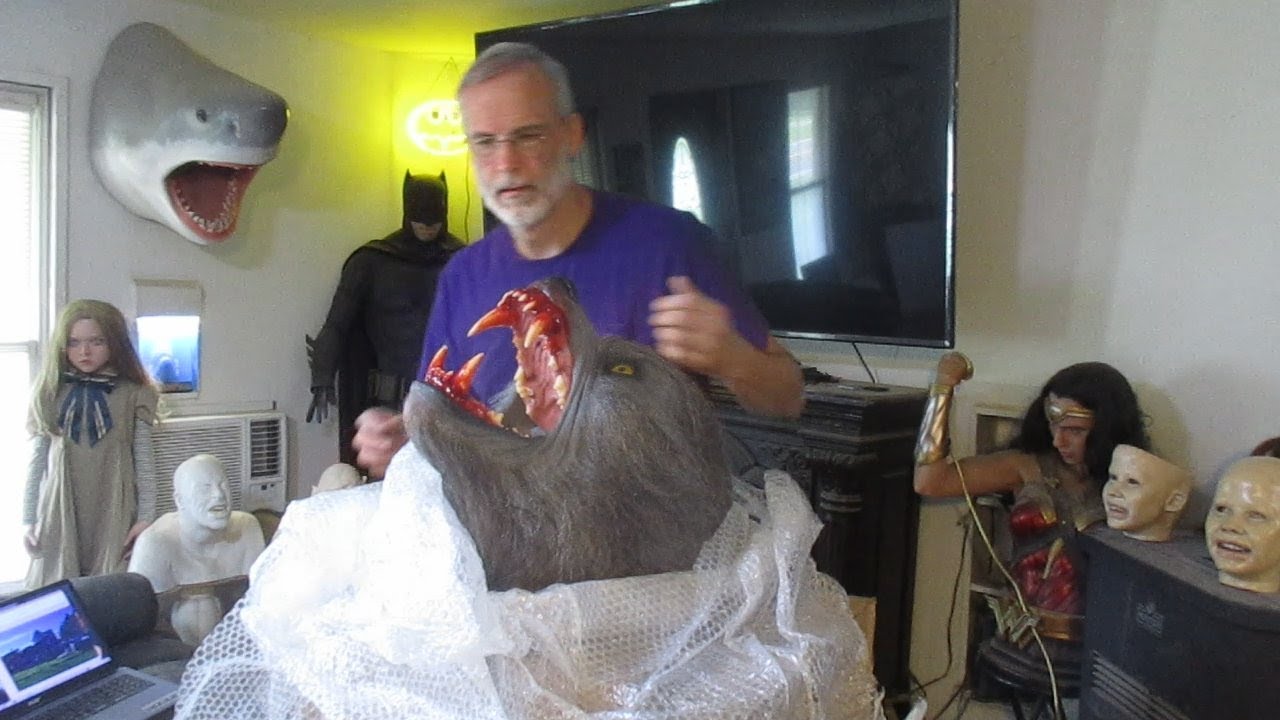 Unboxing An American Werewolf Bust Prop made by Javier Hernandez