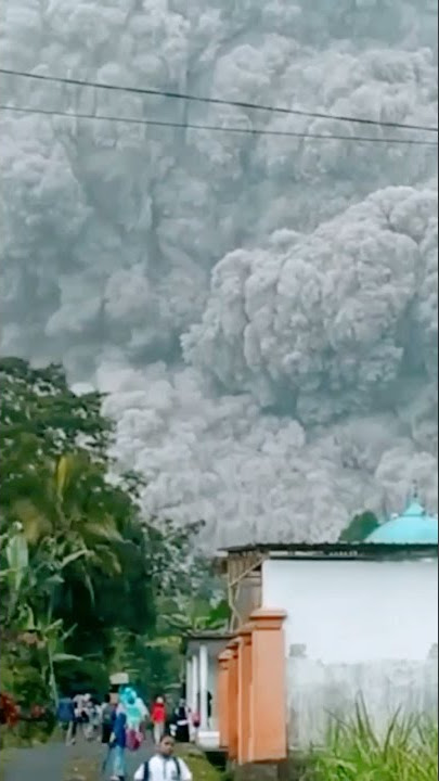 semeru meletus | apa daya manusia jika alam sedang murka 😭😭 #shorts #semeru