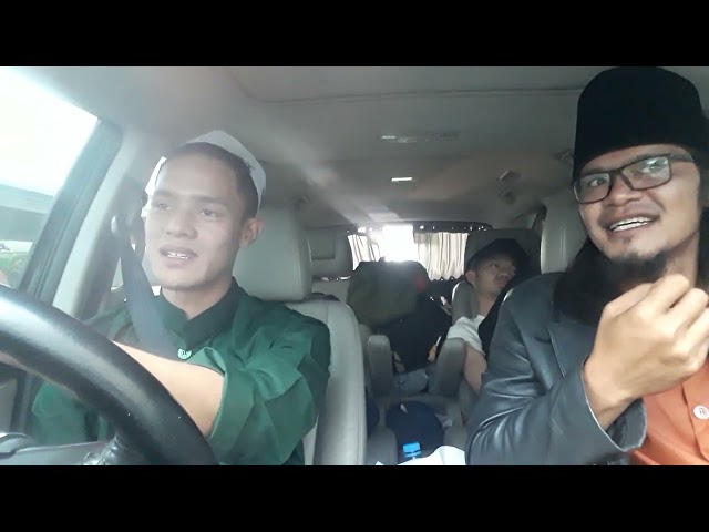 kang hadad hasby belajar vocal sama santri ribat garut (kang sihab) suaranya masya Alloh. class=