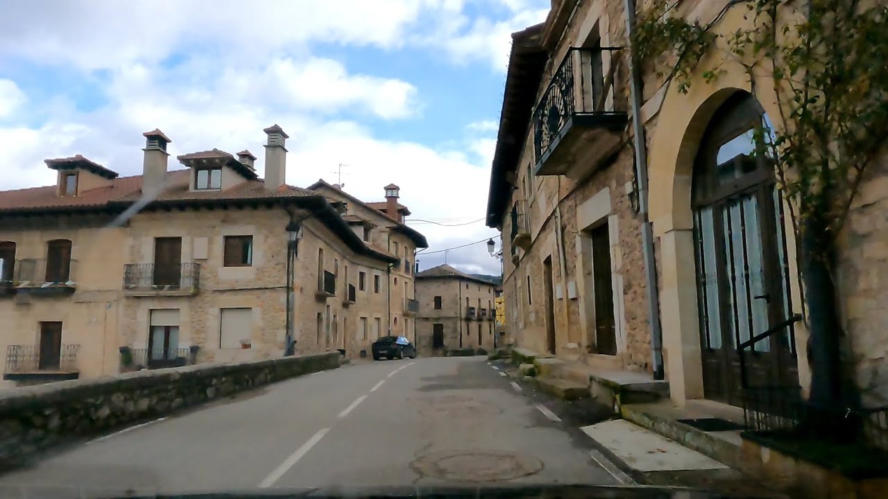 Atravesando el bello pueblo riojano de Canales de La Sierra dirección Villavelayo (Comarca 7 Villas)