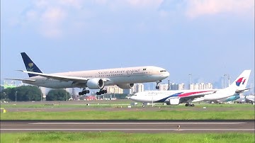 Detik-Detik Pesawat Boeing 777-300ER Saudi Arabian Landing di Bandara Soekarno Hatta CGK Jakarta