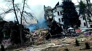 Видео первых минут после бомбардировки драмтеатра в Мариуполе (2022) Новости Украины