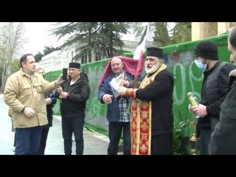 მამა მირიან სამხარაძე 9 აპრილის გმირებს პანაშვიდს უხდის  რუსთაველზე–მემორიალთან  09.04.2020 თბილისი