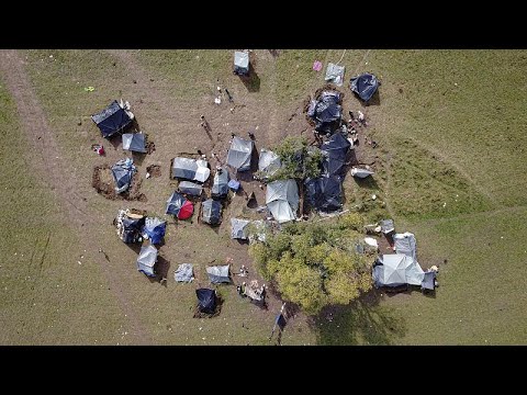 Мигранты живут в самодельных палатках на границе