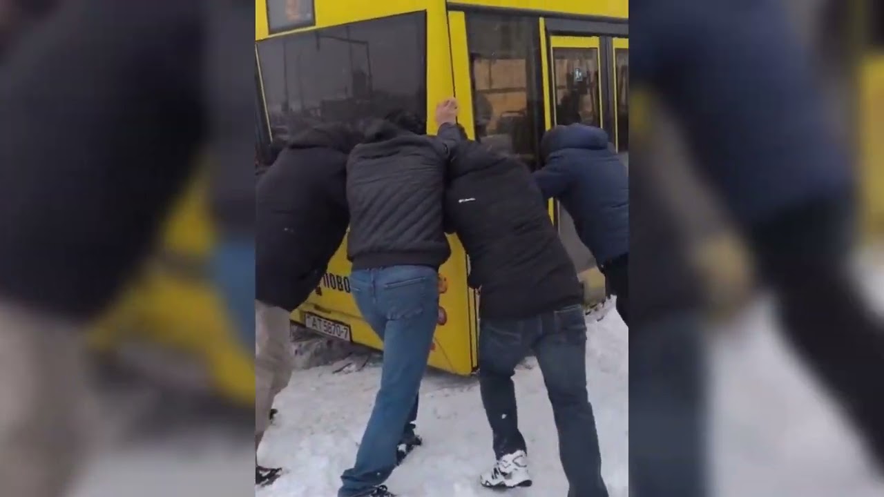 Горящий троллейбус, помощь водителю автобуса и пешеход-«камикадзе». Инциденты на дорогах Минска