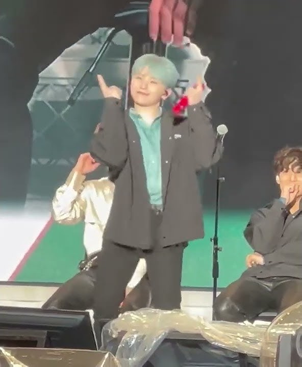 220326 SEVENTEEN IN CARATLAND, WOOZI DANCING WJSN CHOCOME's 'HMPH!'