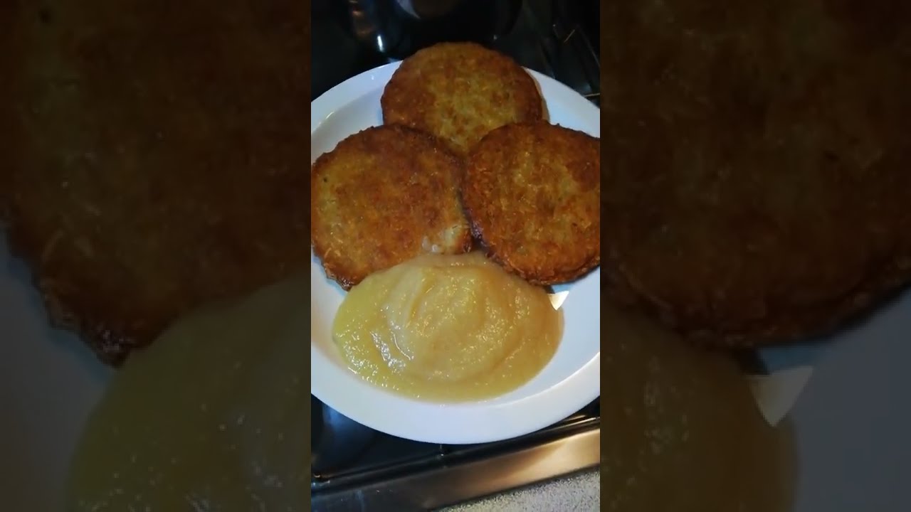 Reibepuffer Reibeplätzchen Reibekuchen mit Apfelmus Deutsche Küche ...