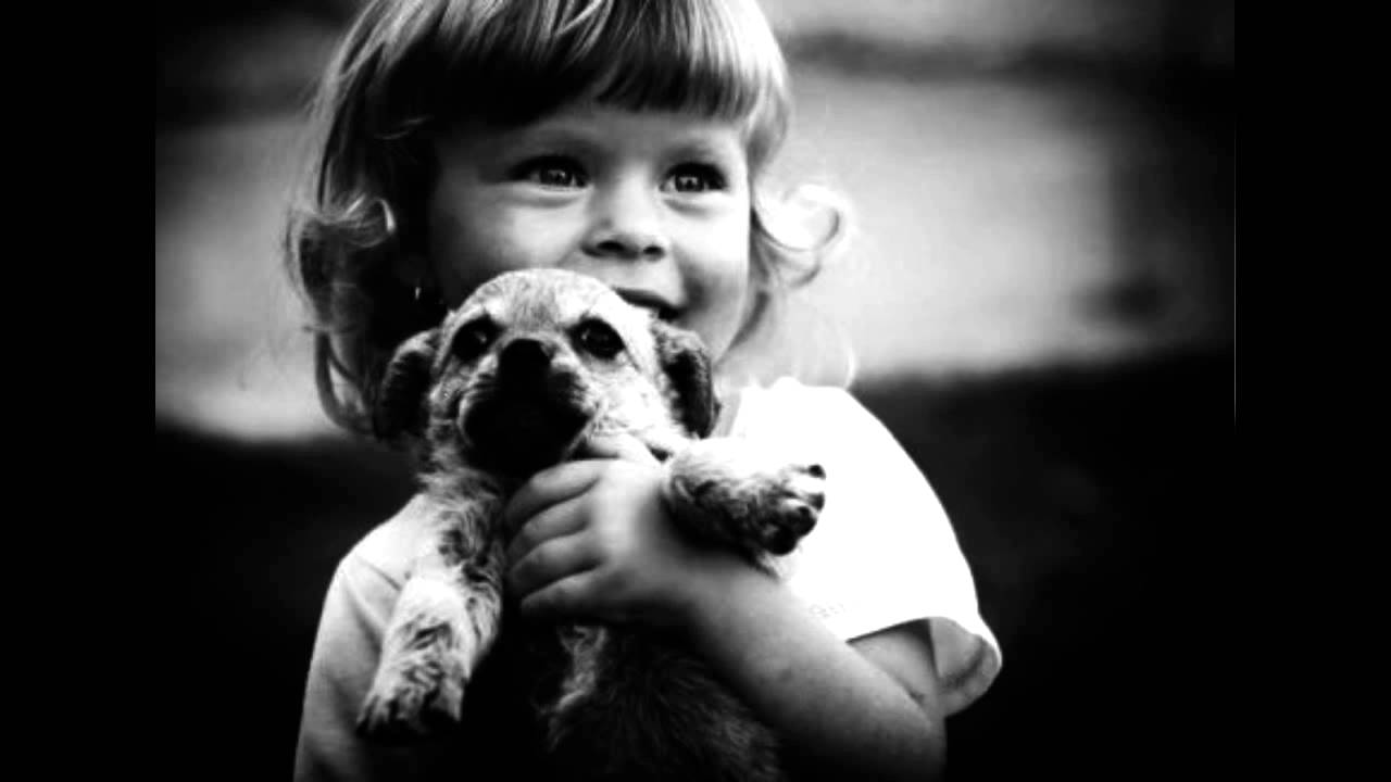 Маленький друг слушать. Для детей. Животные. Собака для детей. Дети с животными. Доброта животных.