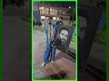 فتاة تعرض رسمتها للفنان أحمد سعد خلال حفلته بنادي الشمس