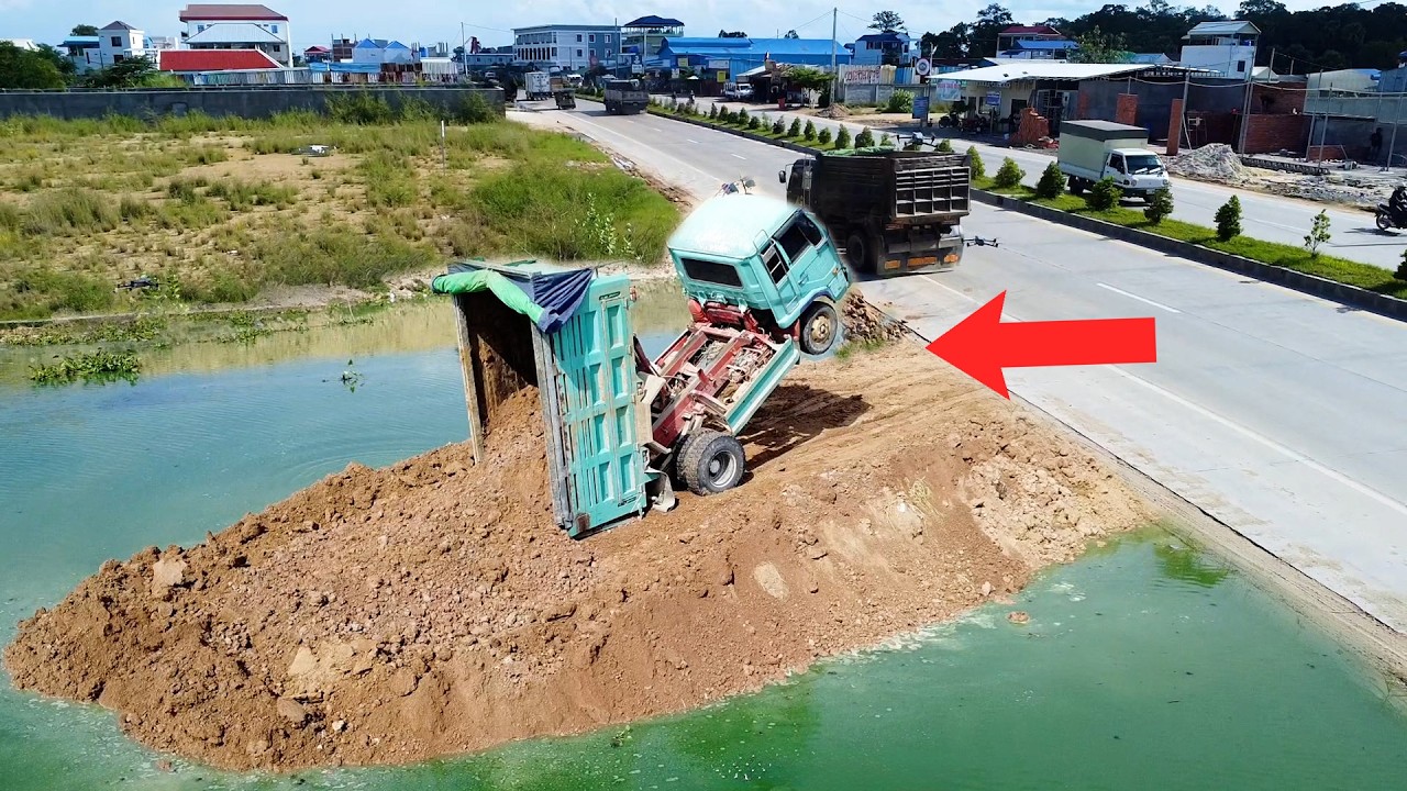 Unbelievable Dump Truck Unloading Disaster!! Driver Makes a Huge ...