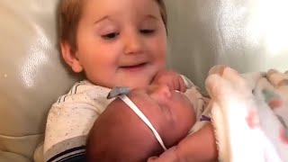 Un niño le da a su hermana recién nacida la más tierna bienvenida