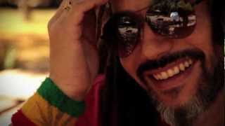 Video thumbnail of "Quique Neira - Yo Planto feat. Alborosie (Video Oficial)"