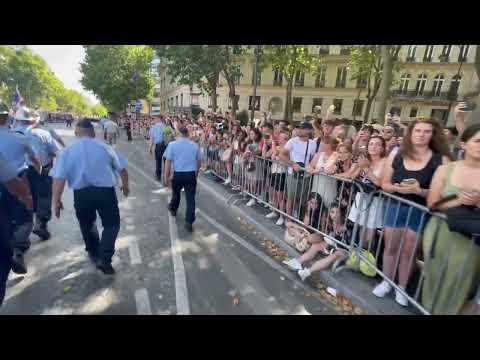 Applaudissements, la foule à perte de vue... C'est l'arrivée du Bataillon rue Royale...