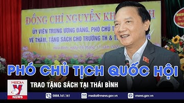 Phó Chủ tịch Quốc hội trao tặng sách tại Thái Bình - VNEWS