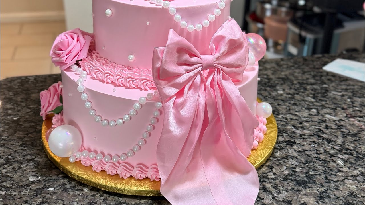 Decorando este hermoso pastel..