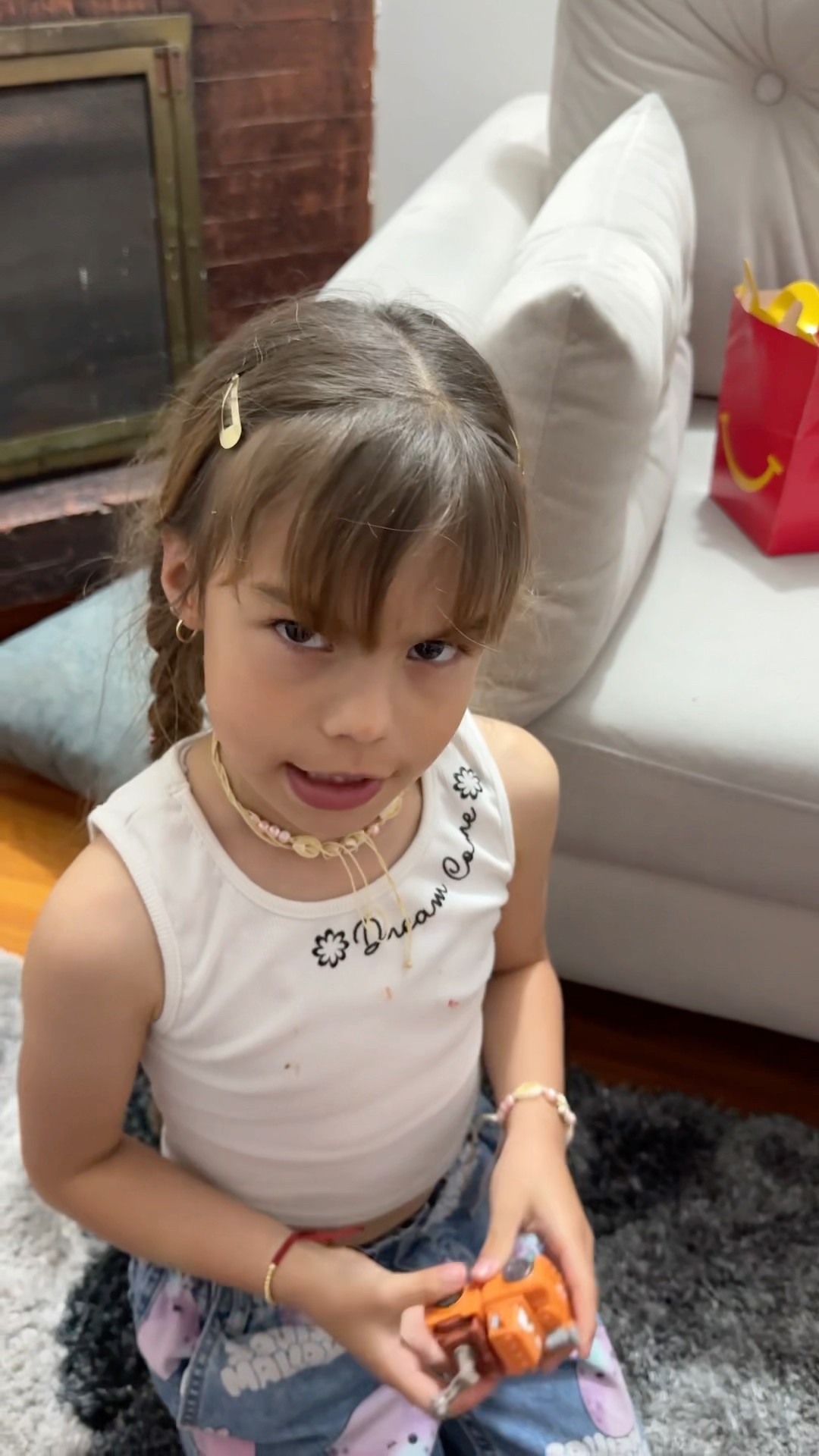 La muñeca se comió la hamburguesa #humor #cosasdefamilia #comedia #humorfamiliar #funny #hamburger
