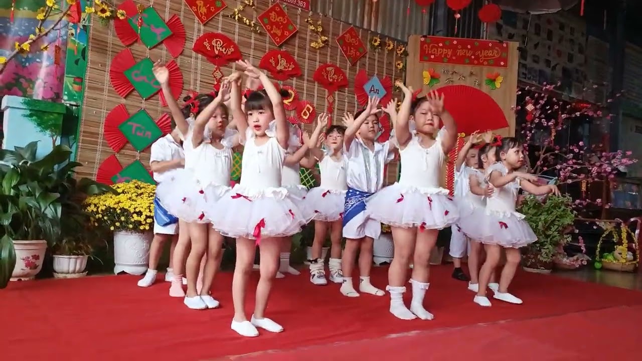 Các Cháu MN Hoa Mai Múa chào đón xuân 2026.