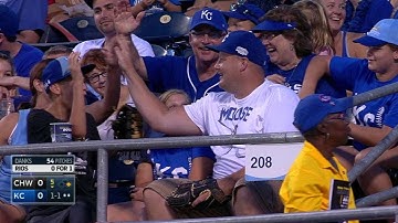 CWS@KC: Royals fan makes nice catch on long foul ball