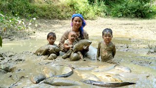 Catching a giant fish from an abandoned pond to sell – Cooking noodles for my young son