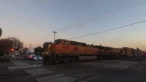 Long BNSF intermodal with 2 DPU