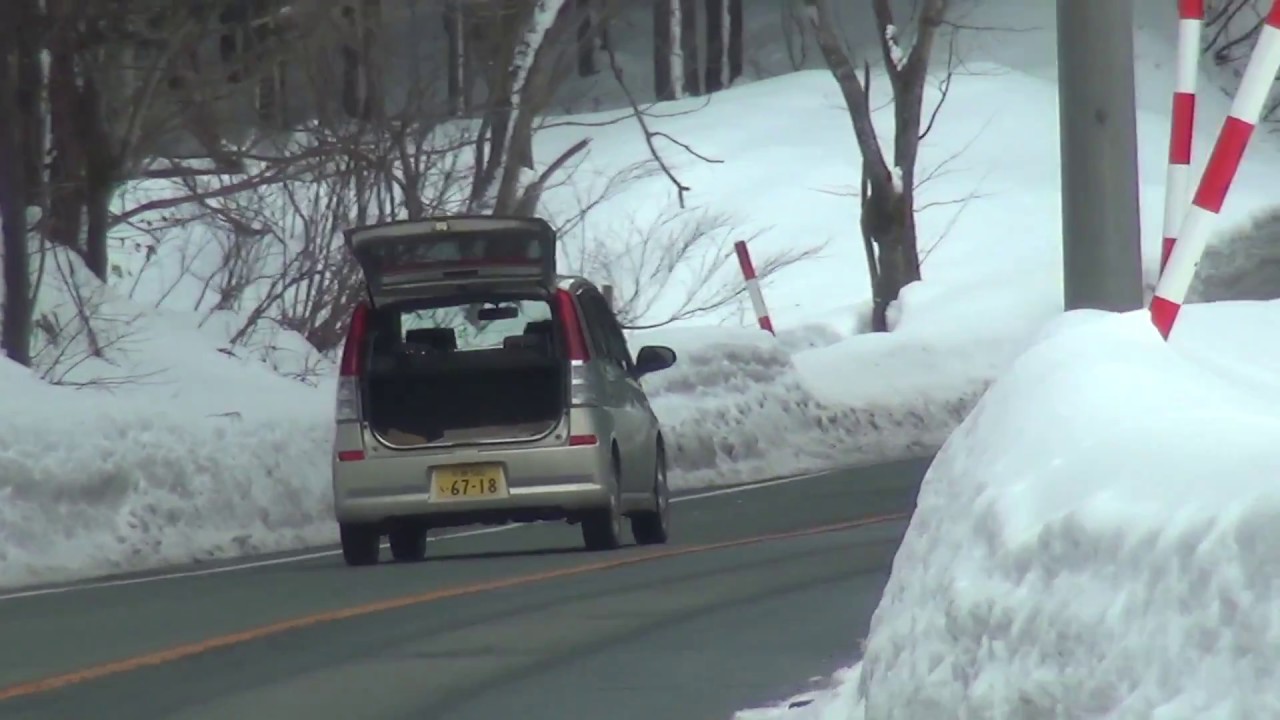 危険 バックドアを開けたまま走る軽自動車 Youtube