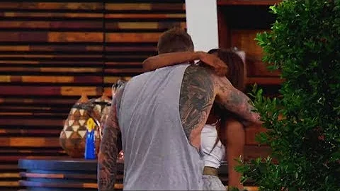 WARREN & MAZ SHARE A CHEEKY KISS