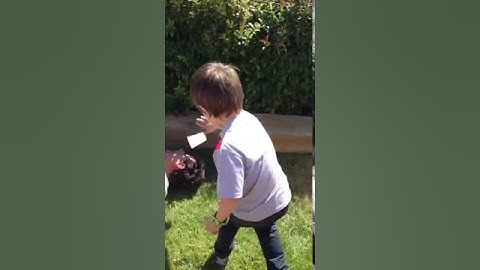 Scherzo al papà che dorme !!